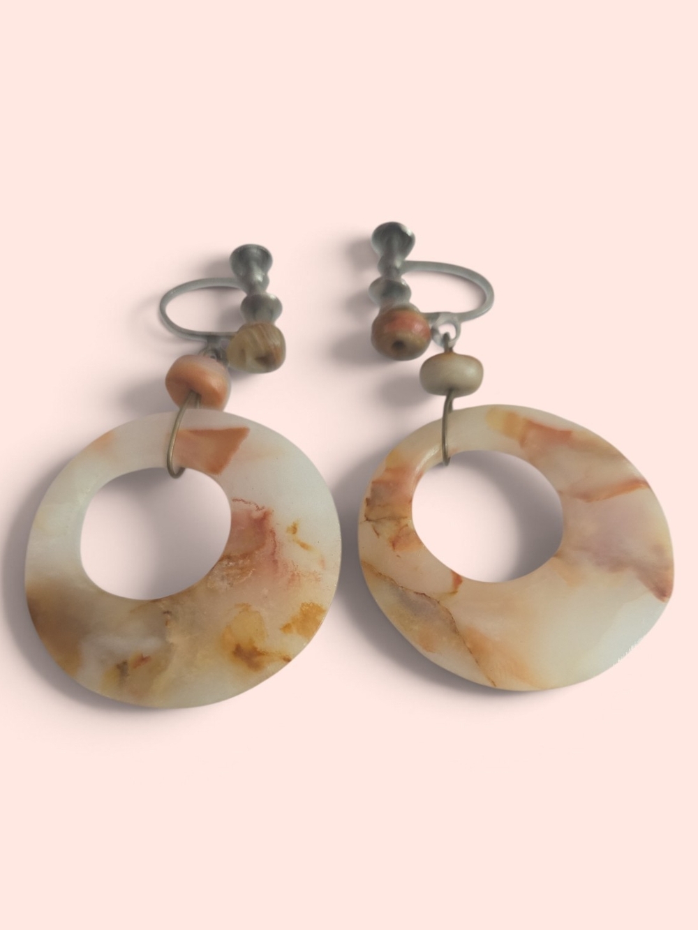 Marbled Cream & Peach/Tan Resin Hoop Earrings - '70s Screwbacks